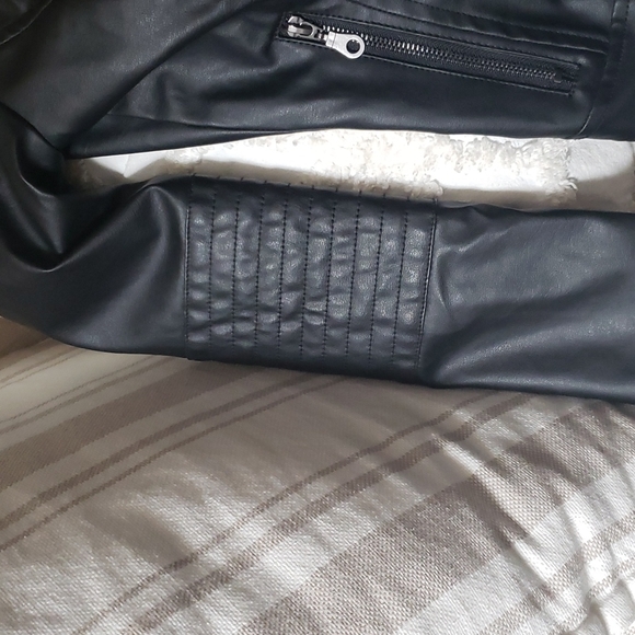 Leather Jacket Black (Size: XS Juniors) - Picture 4 of 9